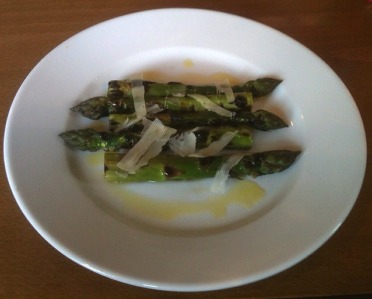 Grilled asparagus with sauce